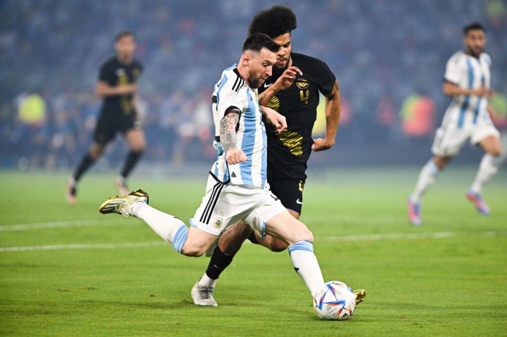 cuanto gana messi