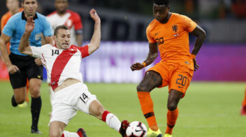 ¿Quién es el jugador peruano con más partidos en el país?