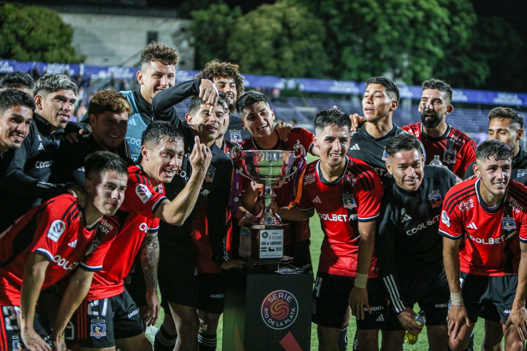 Jugadores del Colo-Colo con el Trofeo