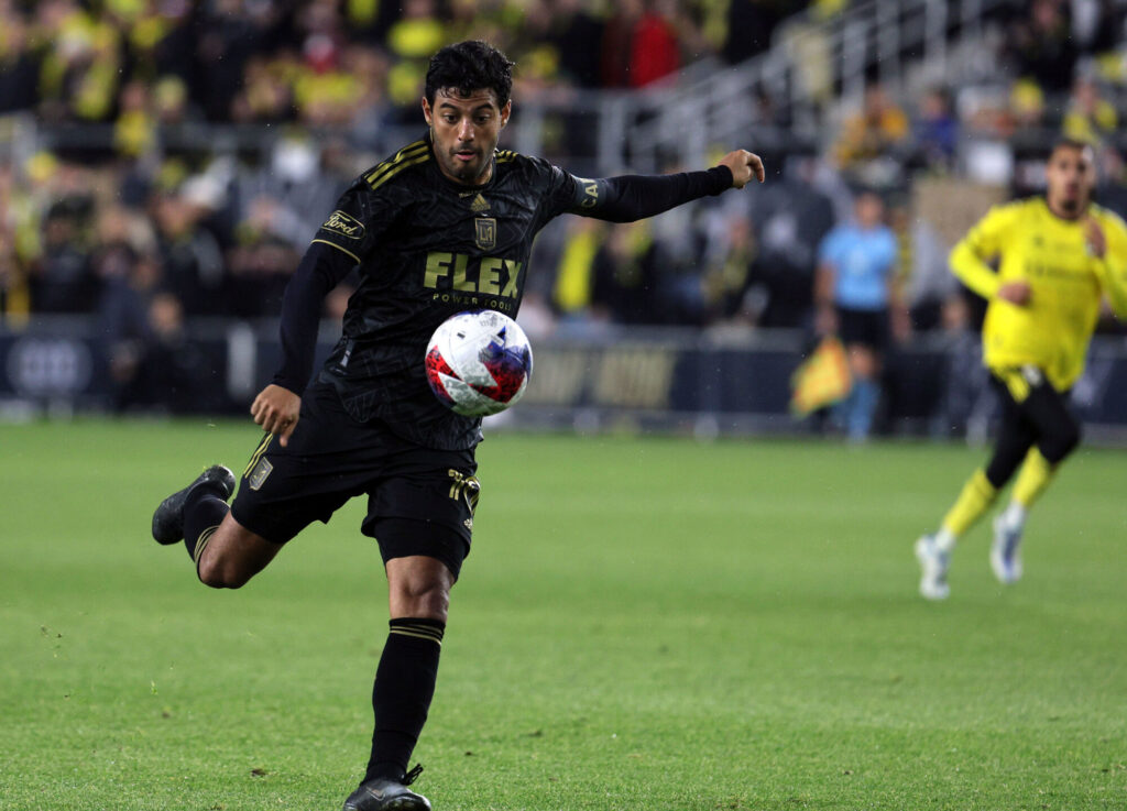 dónde juega carlos vela