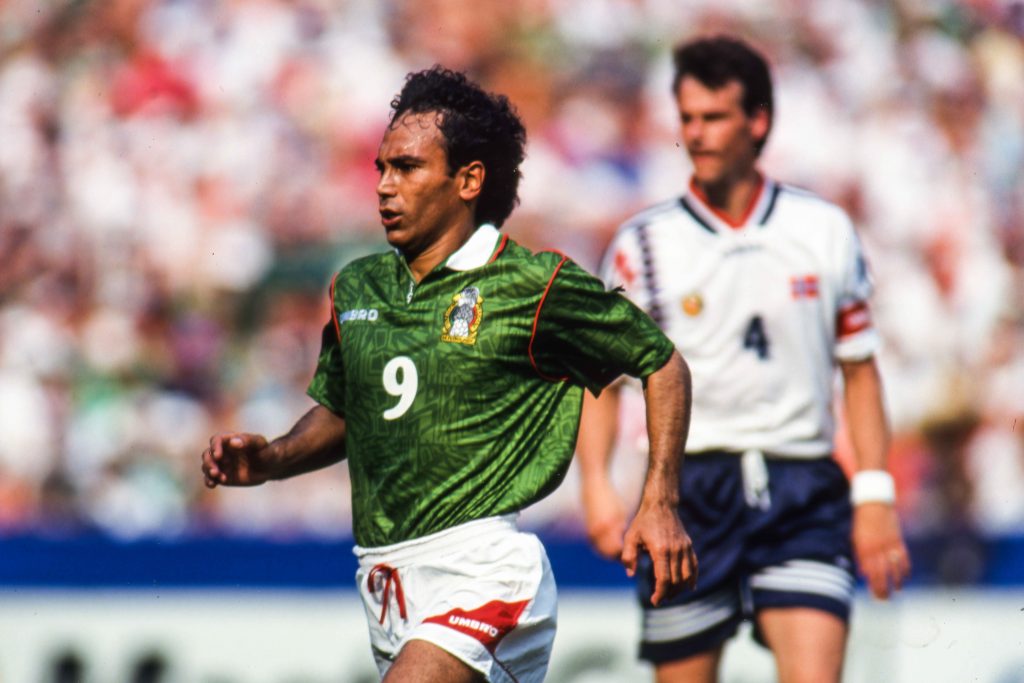 Hugo Sánchez jugando por la Selección Mexicana