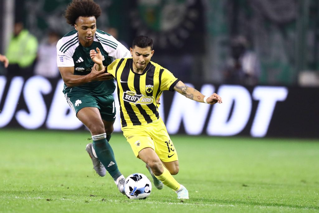 Orbelín Pineda jugando por AEK