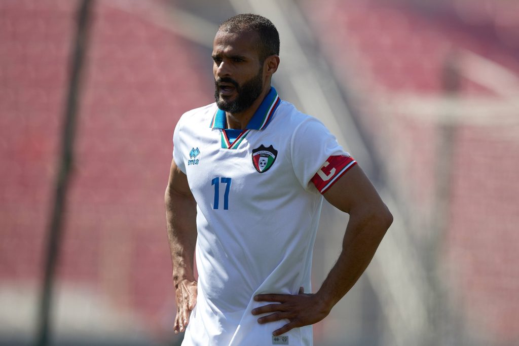 Bader Al-Mutawa, capitán de la selección de Kuwait, en un partido amistoso internacional