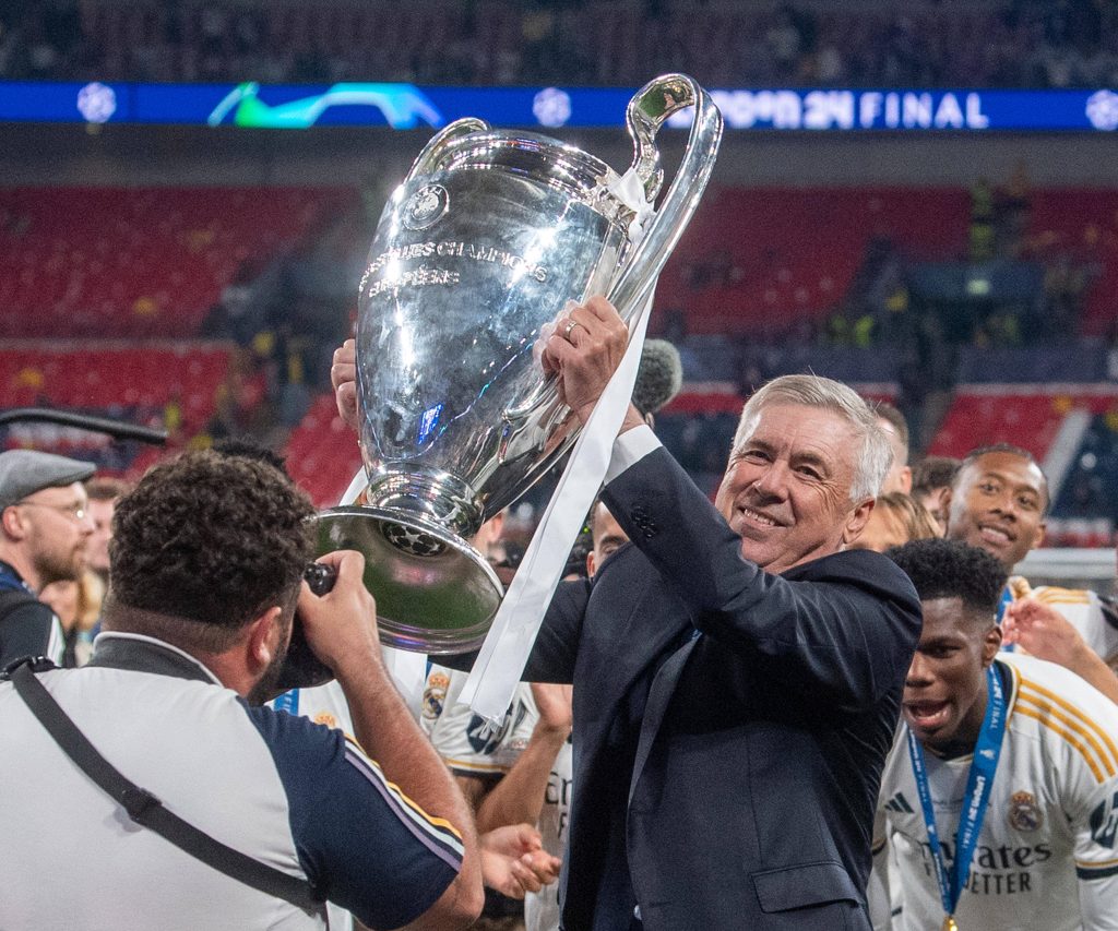 Carlo Ancelotti sosteniendo el trofeo de la UEFA Champions League en la temporada 2023/24