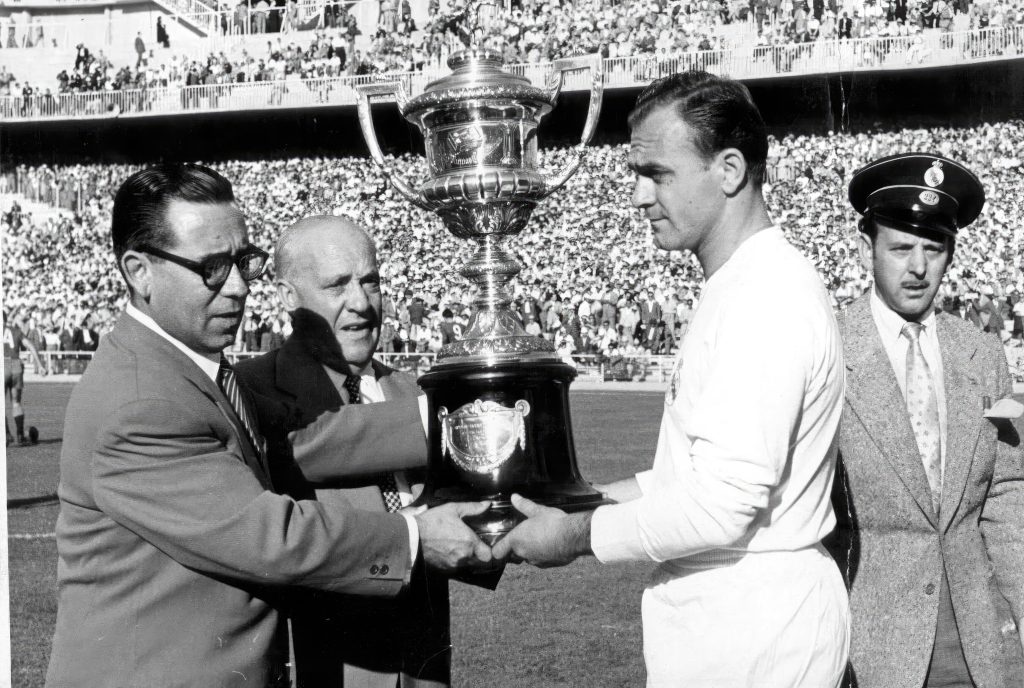 Madrid. Top scorer: at the Chamartín stadium and on the first day of the League, Alfredo Di Stéfano receives the trophy that accredits him as top scorer of last season.