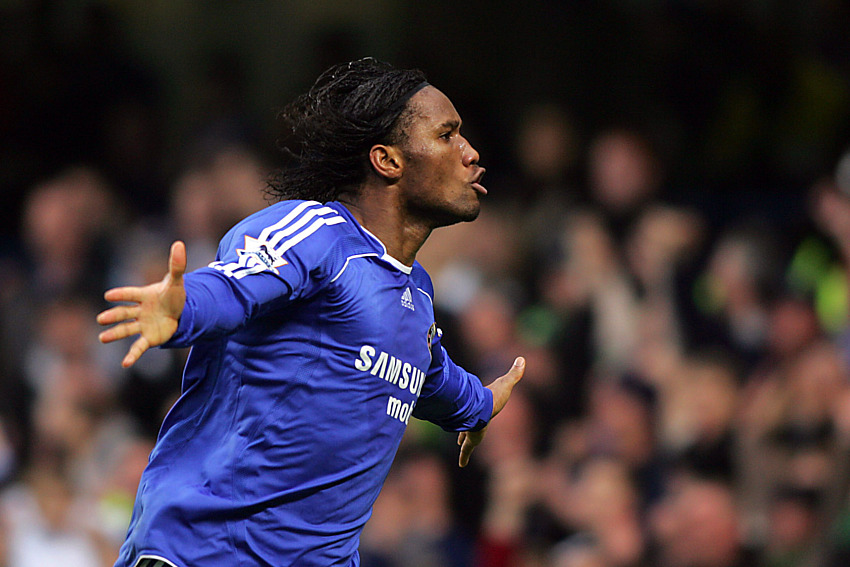 Didier Drogba con el Chelsea — futbolista africano que debutó tarde y se convirtió en leyenda