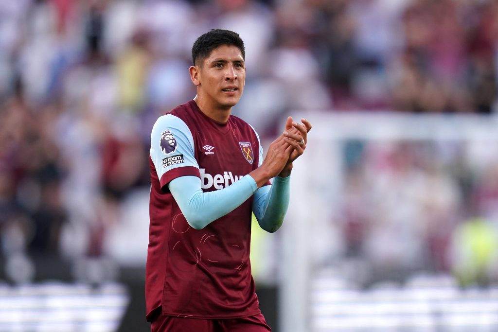Edson Álvarez aplaudiendo a la afición del West Ham en la Premier League