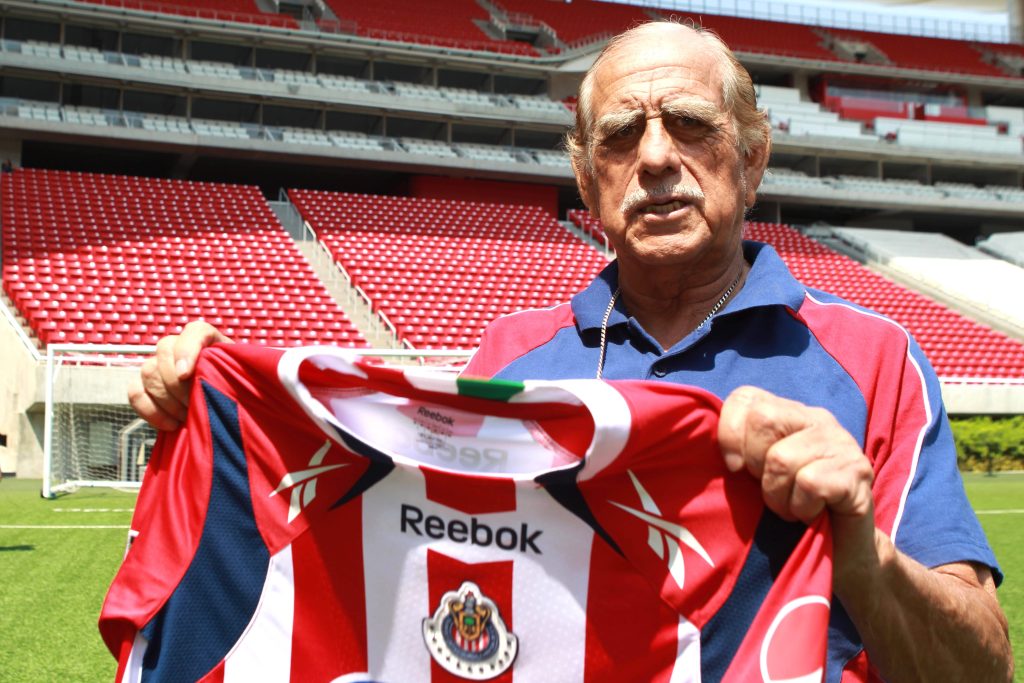 Guillermo Tigre Sepúlveda con la camiseta de Chivas Guadalajara