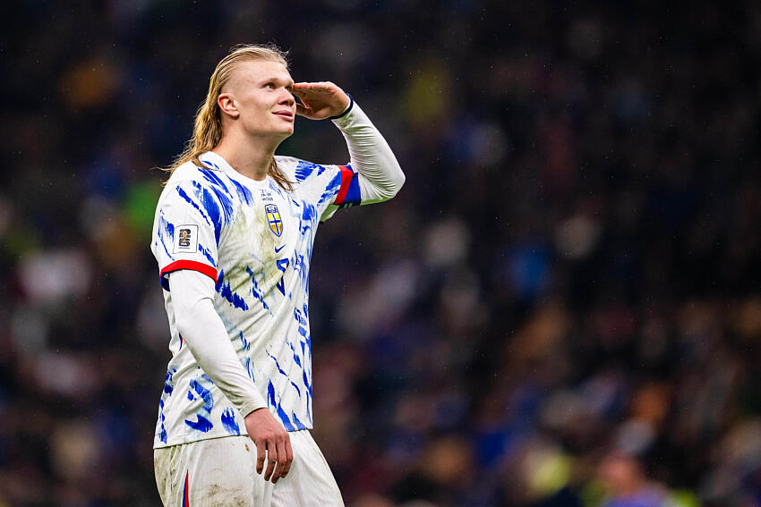 Haaland jugando por la selección de Noruega en las eliminatorias del Mundial 2026
