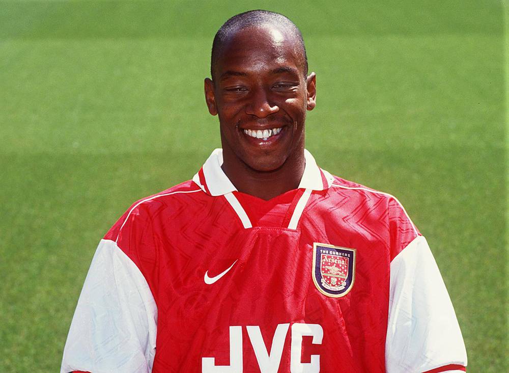 Ian Wright jugando con Arsenal — uno de los jugadores que debutaron tarde en el fútbol inglés