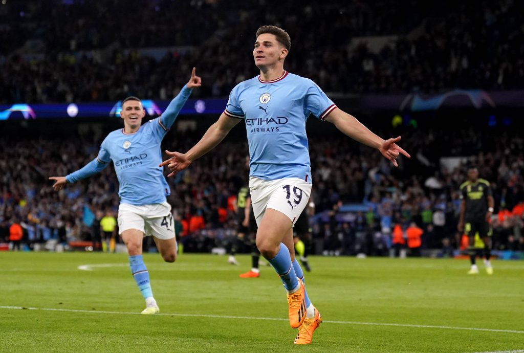 Julián Álvarez con la camiseta de Manchester City en un duelo de Champions League frente a Real Madrid en el Etihad Stadium