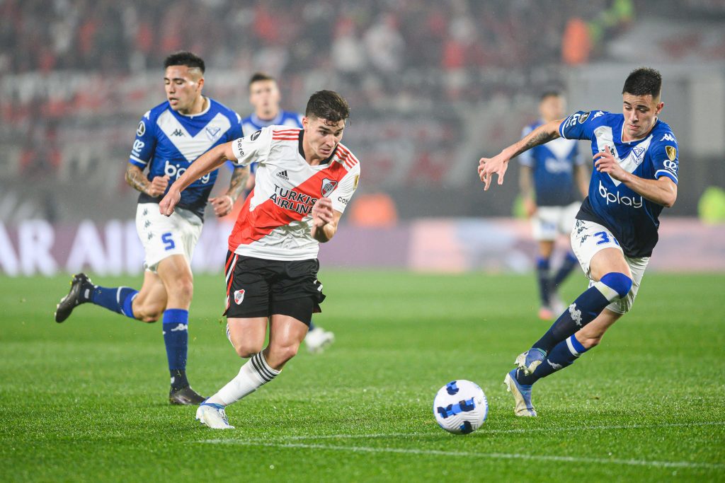 Julián Álvarez disputando un partido con River Plate en la Copa Libertadores 2022 en Argentina