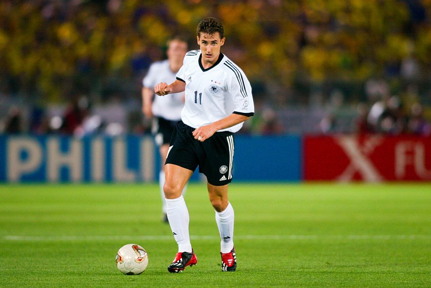 Miroslav Klose celebrando con Alemania — el jugador que debutó tarde y se convirtió en máximo goleador de los Mundiales