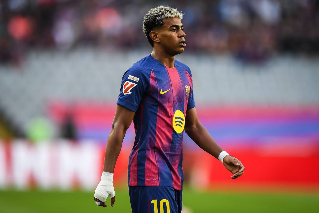 Lamine Yamal disputando un partido con el Barcelona en LaLiga