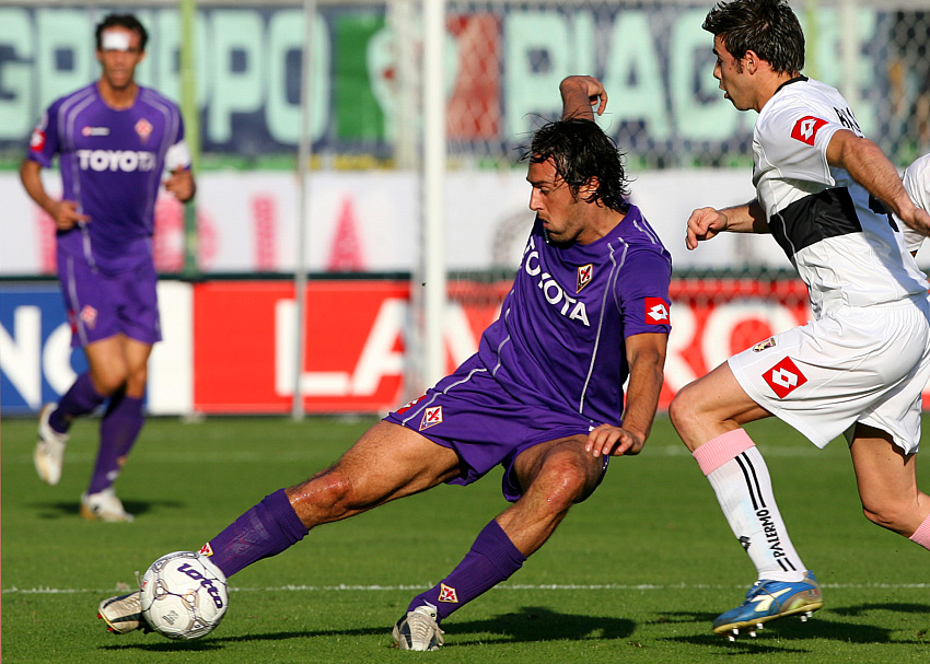 Luca Toni con la Fiorentina — futbolista que debutó tarde en la Serie A italiana