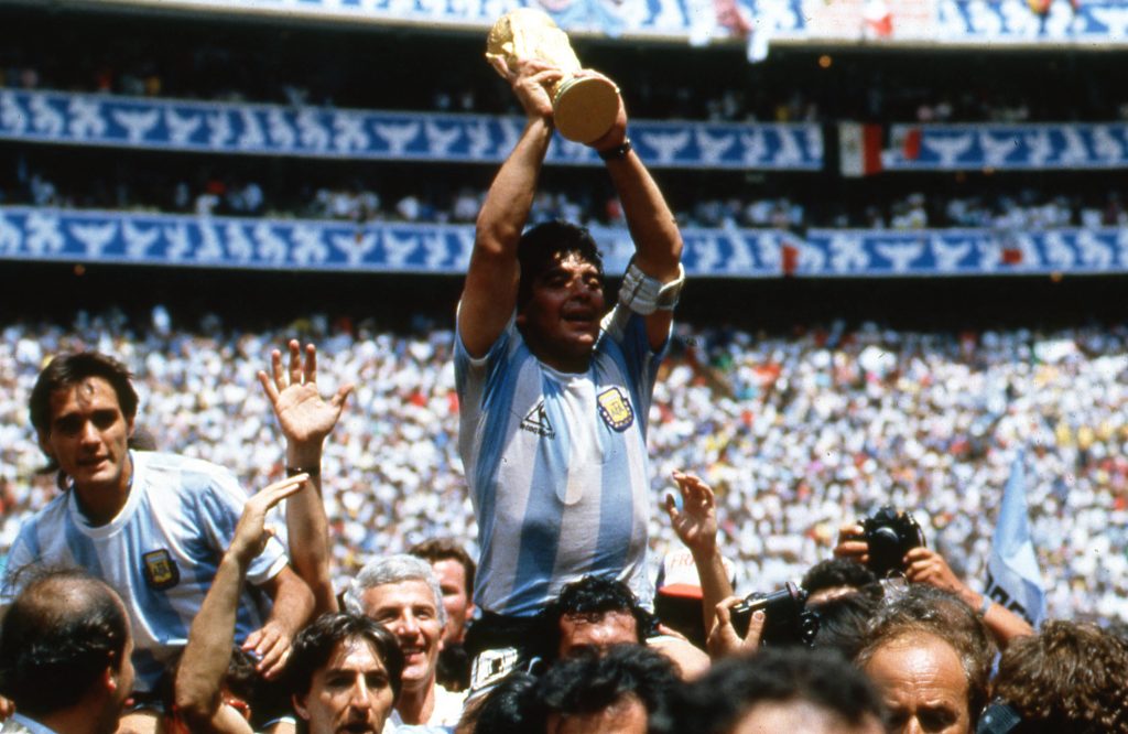 Maradona con el trofeo del Mundial 1986