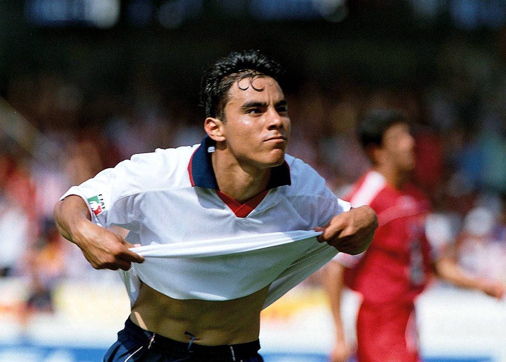 Omar Bravo celebrando un gol con Chivas Guadalajara en Liga MX