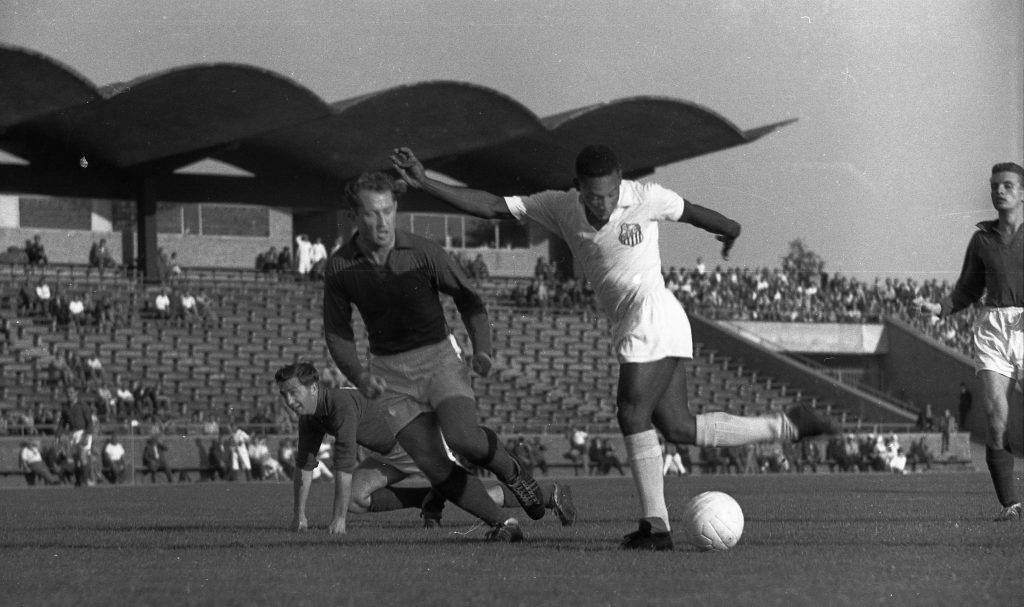 Pelé jogando pelo Santos