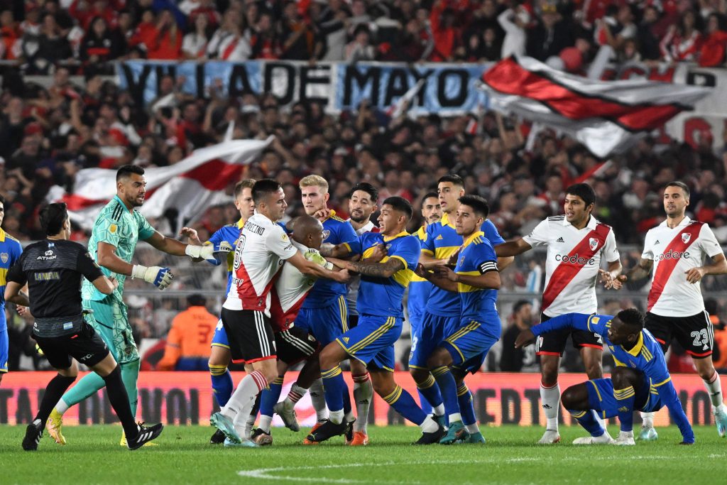 Sport Bilder des Tages Monumental de Nunez Stadium River Plate players fight with Boca Juniors players, during the match