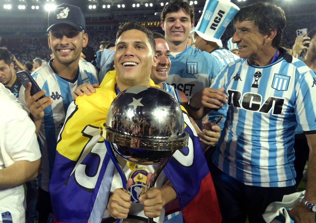 Argentina s Racing Club Colombian midfielder Juan Fernando Quintero (C) and head coach Gustavo Costas (R) celebrate with