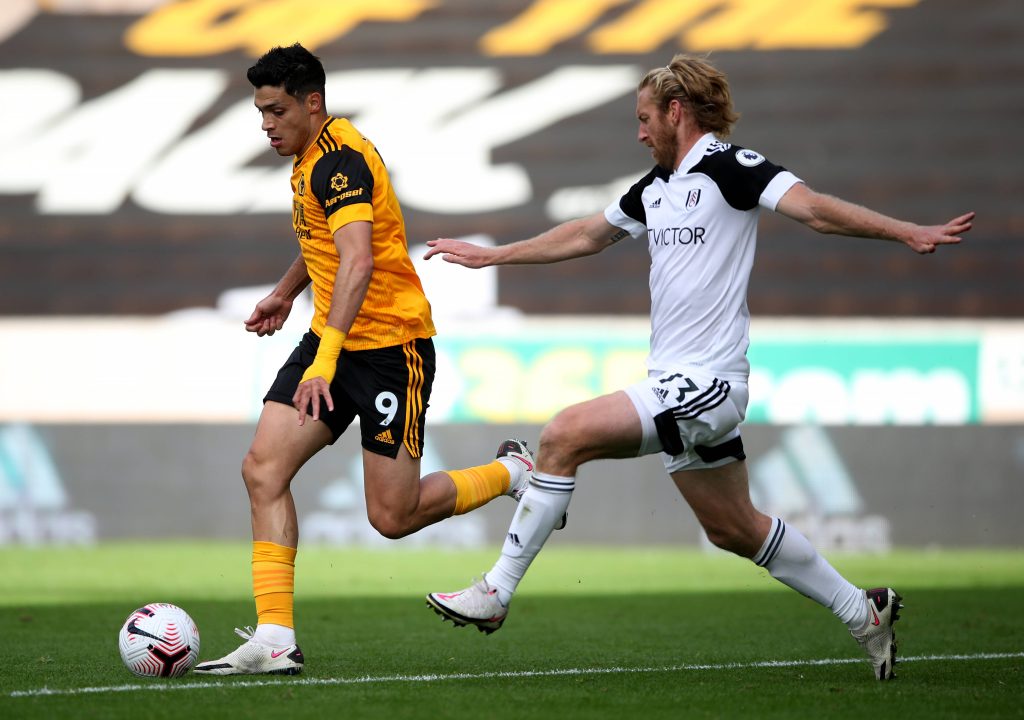 Raúl Jimenez jugando por Fulham