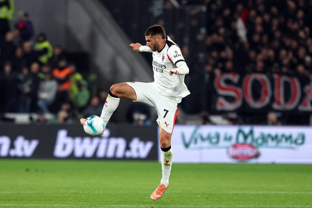 Santiago Giménez jugando por Milan