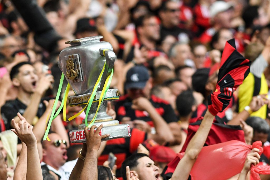 Flamengo x Atlético Mineiro RIO DE JANEIRO, RJ – 03.11.2024: FLAMENGO X ATLÉTICO MINEIRO – Fans with the trophy during F