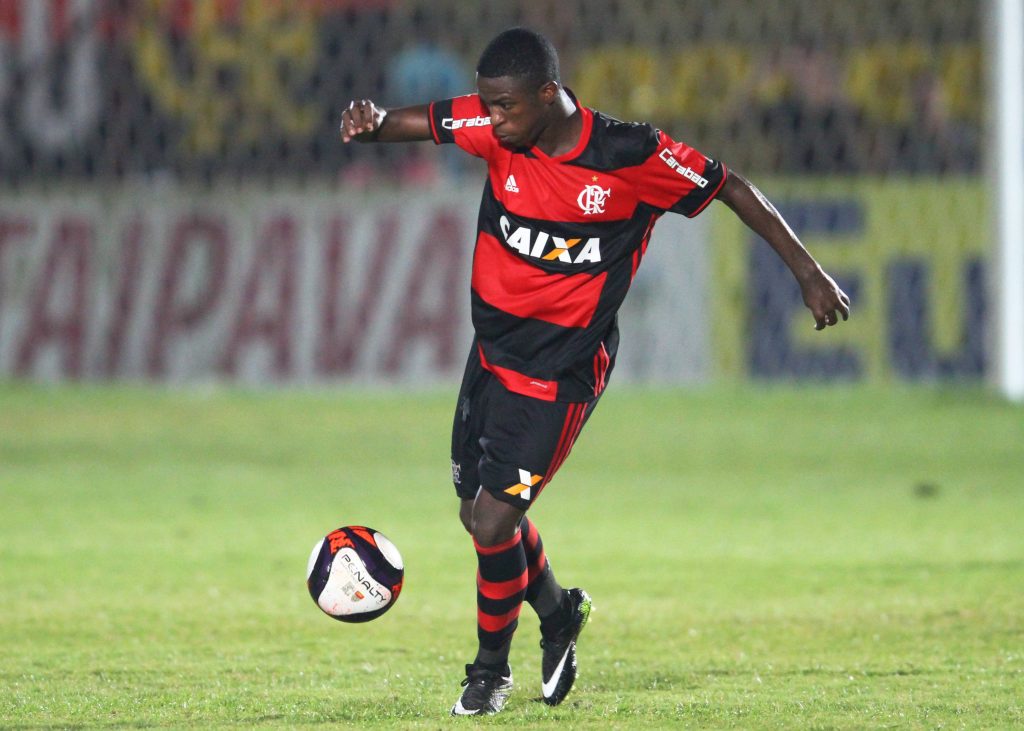 Vinícius Júnior jugando por Flamengo en Brasil