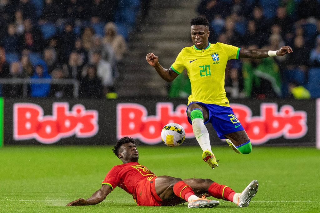 Vinícius Júnior jugando por la selección brasileña