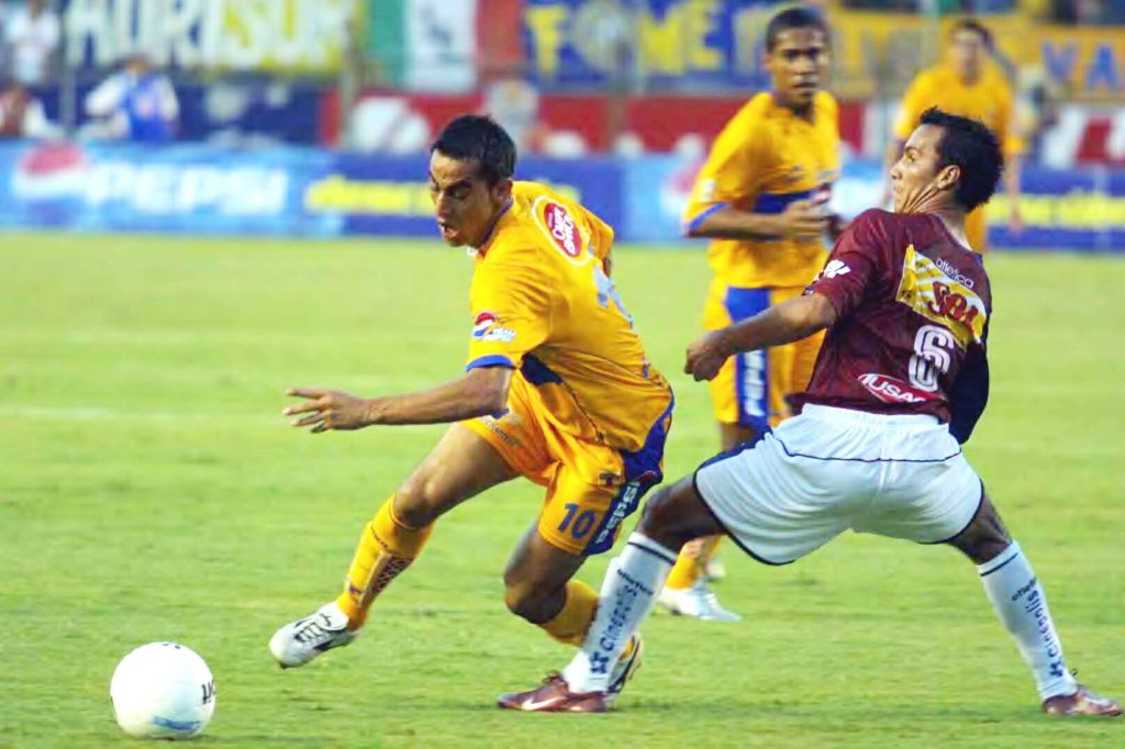 MTY40911078. WALTER GAITAN MEDIOCAMPISTA DE TIGRES DE LA UNIVERSIDAD AUTONOMA DE NUEVO LEON, ELUDE LA MARCA DE FRANCISCO