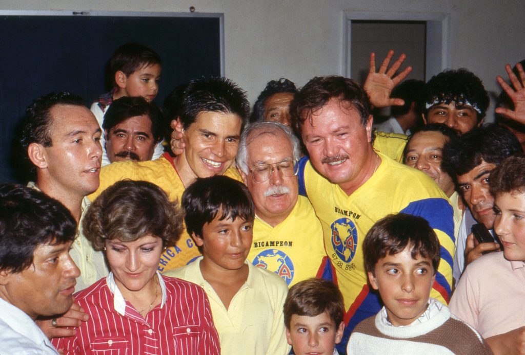 Foto histórica de Hugo Kiese, Alfredo Tena y Emilio Díez Barroso del Club América en la final