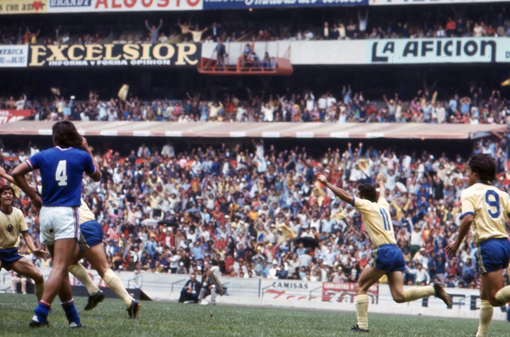 Foto de acción durante la final América vs Cruz Azul de la temporada 71-72