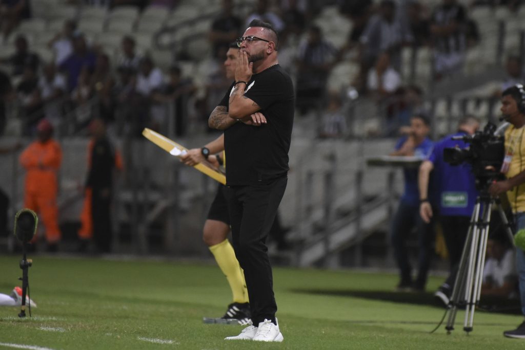 Antonio Mohamed como director técnico del Atlético Mineiro durante un partido del Campeonato Brasileño
