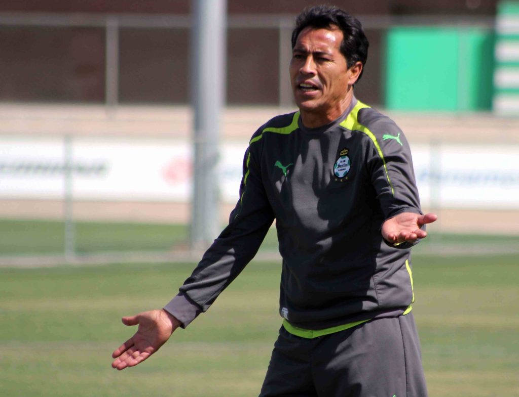 Benjamín Galindo con la camiseta de Santos Laguna