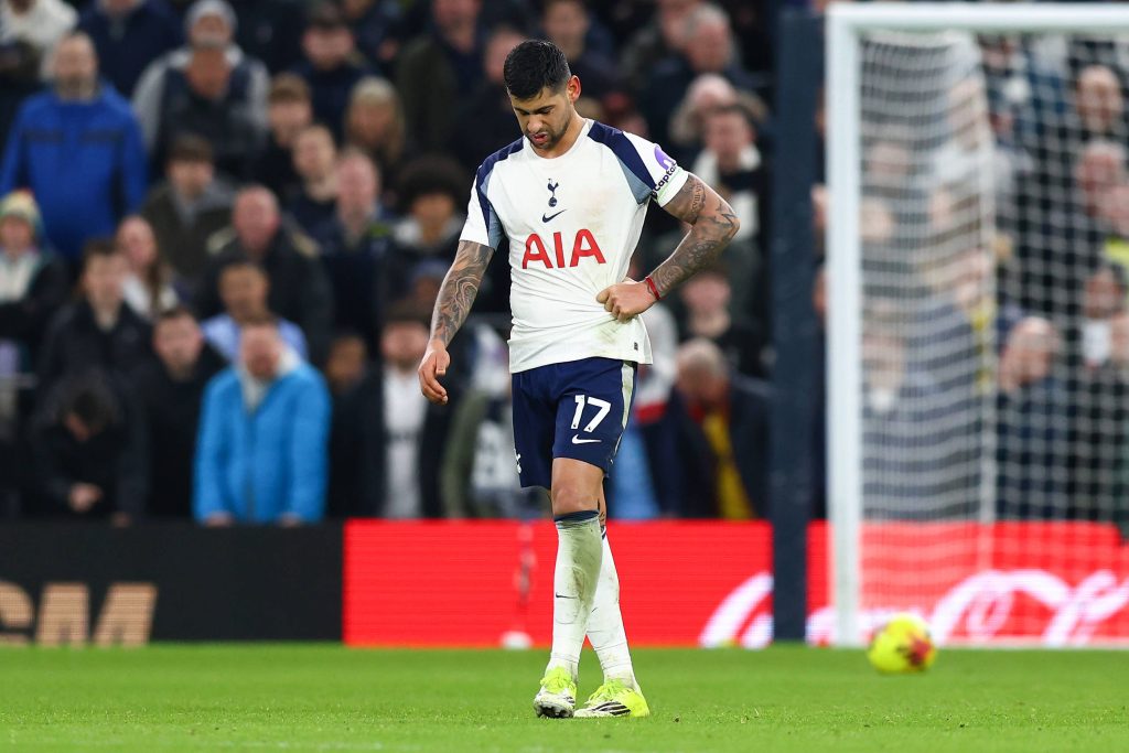 Cristian Romero jugando por el Tottenham en la Premier League