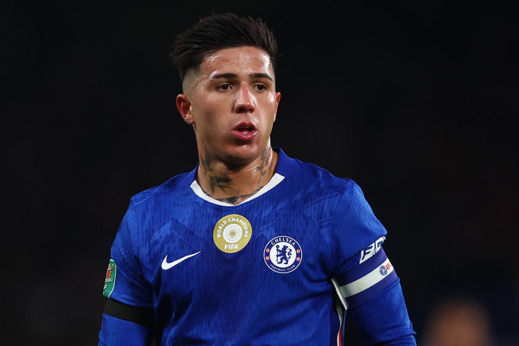 Enzo Fernández jugando por Chelsea en la EFL Cup