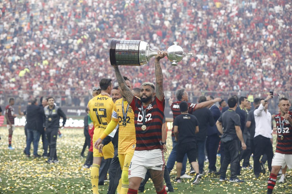 Gabigol ergue a taça da Copa Libertadores 2019 após a vitória do Flamengo sobre o River Plate, em Lima
