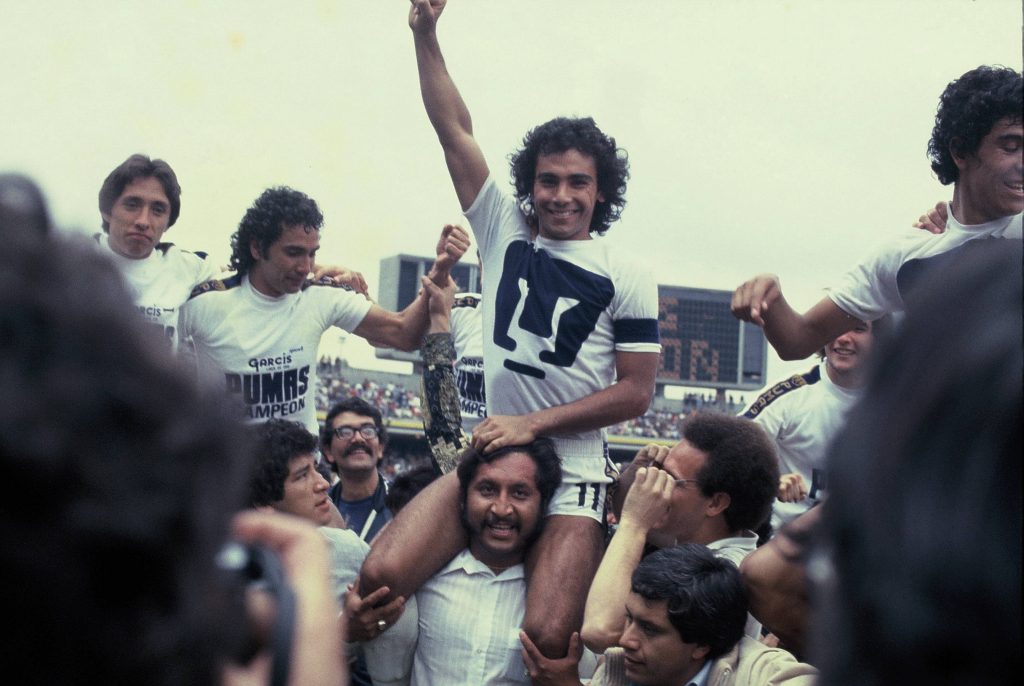 Hugo Sánchez con la camiseta de Pumas en un partido contra Cruz Azul