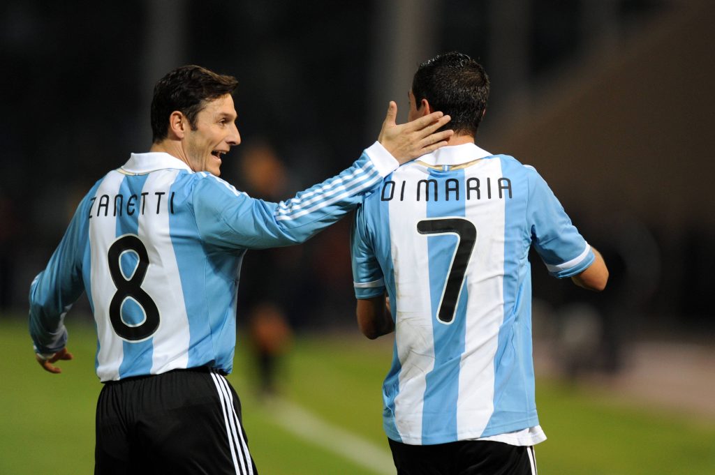 Javier Zanetti y Ángel di María jugando por la Selección Argentina