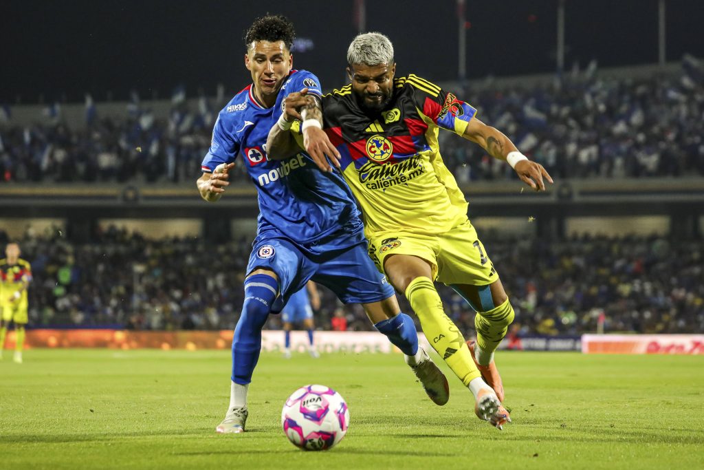 Jugadores de América y Cruz Azul en partido de Liga MX 2025