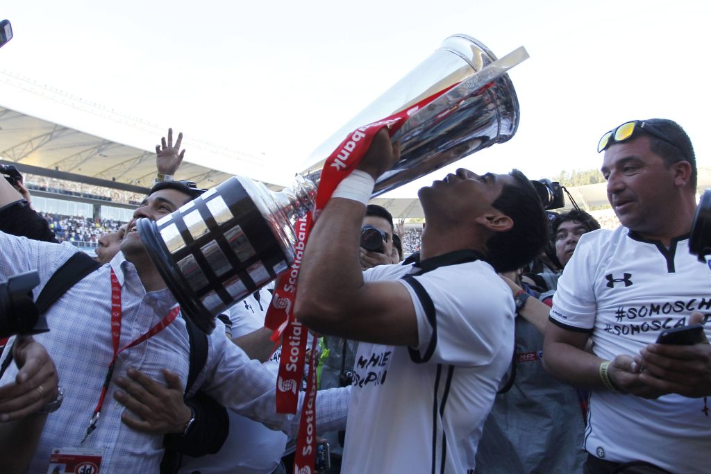 Jugadores de Colo-Colo con el trofeo