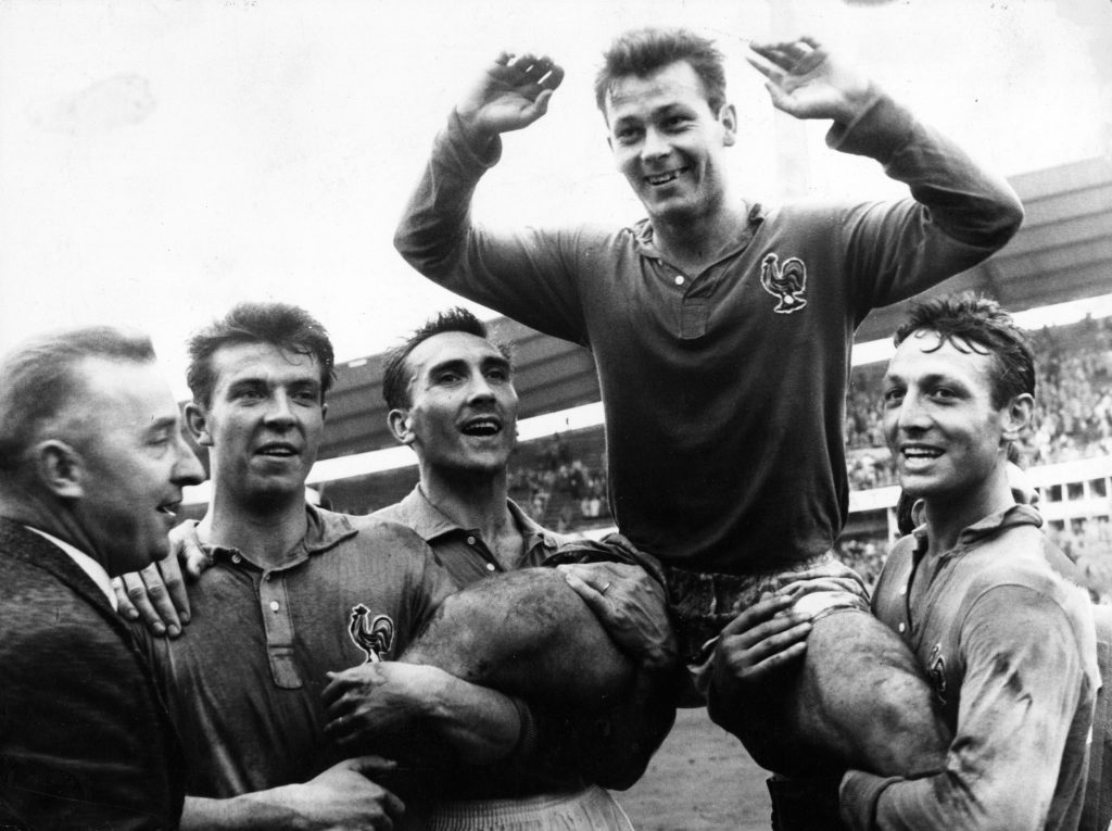 ARKIV 19580628 Frankrikes Just Fontaine halls upp av sina lagkamrater i det Franska fotbollslandslaget efter bronsmatche