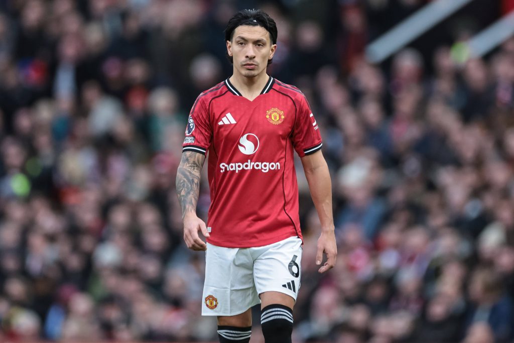 Lisandro Martínez jugando por el Manchester United en la Premier League