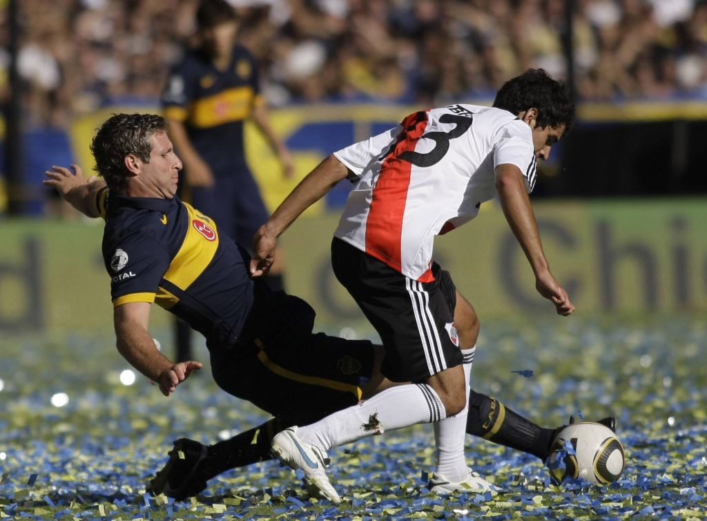 martin-palermo-juan-diaz-pelean-por-el-balon