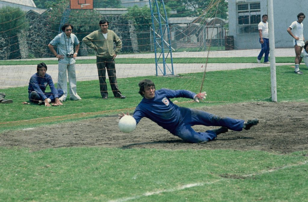 Foto histórica de Miguel Marín en acción con Cruz Azul en 1973