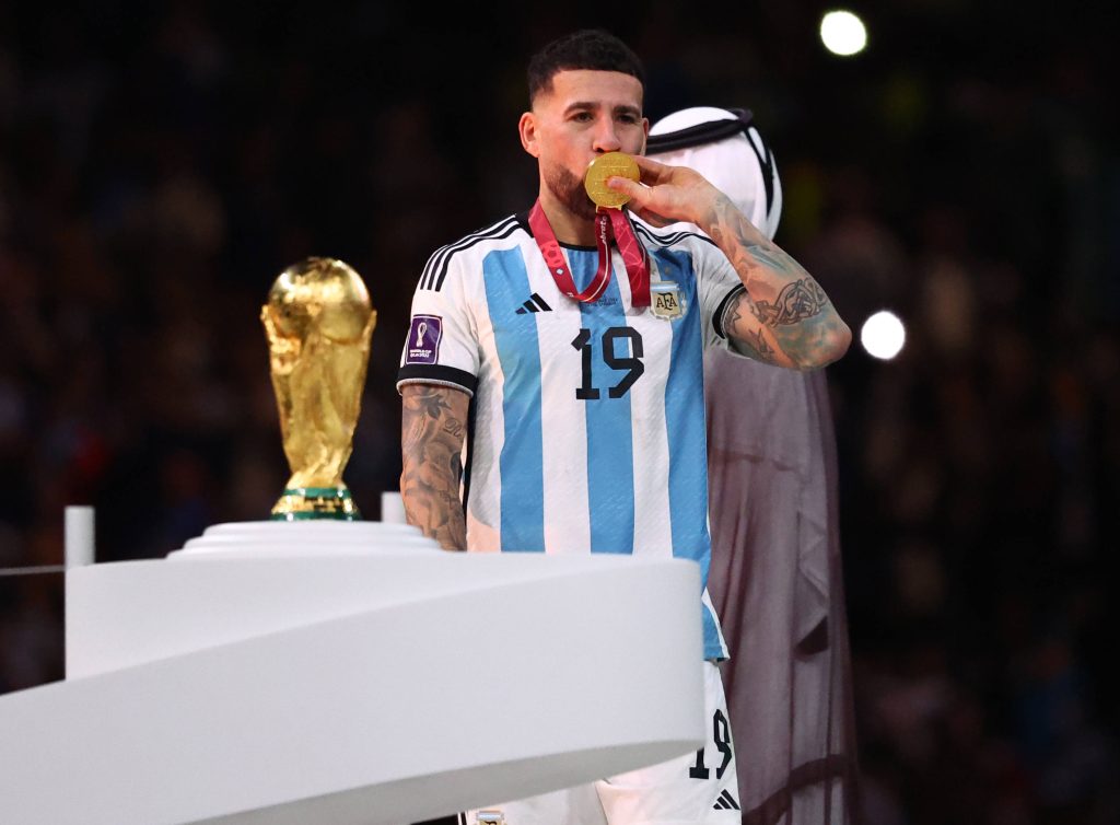 Nicolas Otamendi con la medalla de campeón mundial en Qatar 2022