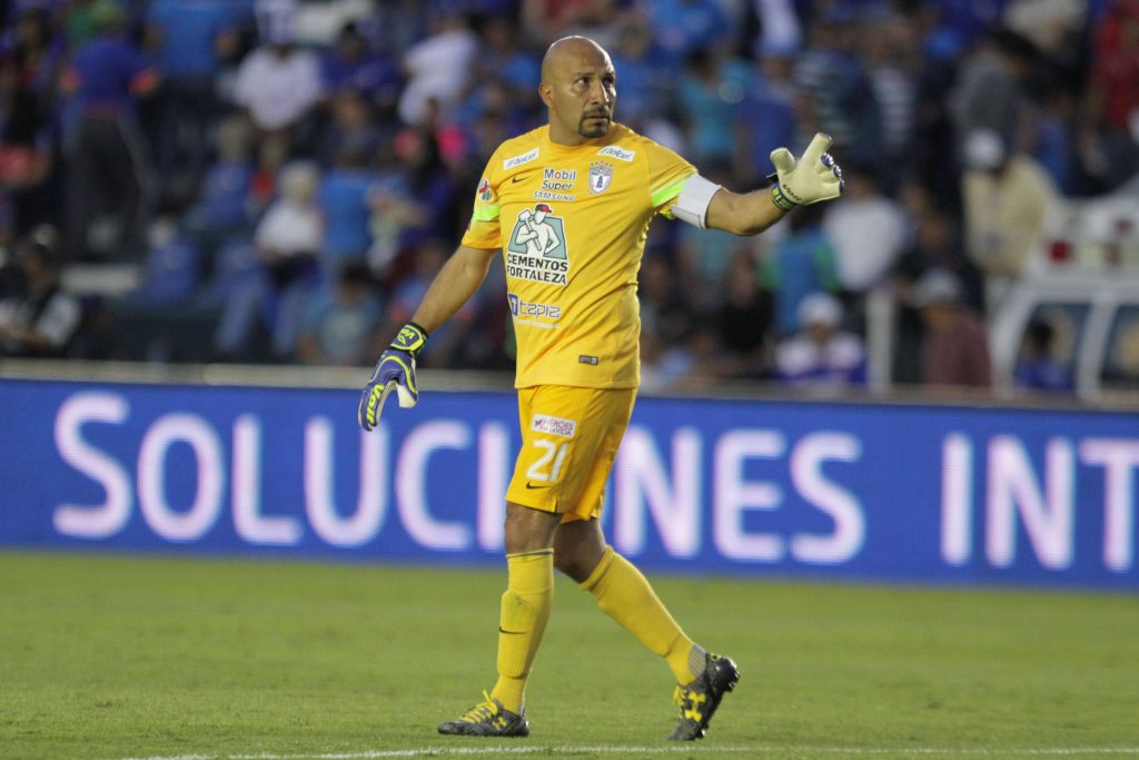 Óscar Pérez en acción con la camiseta de Cruz Azul
