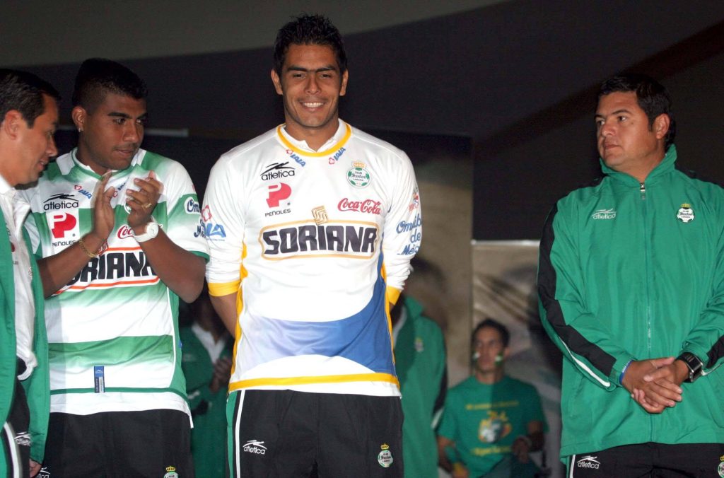 Oswaldo Sánchez con la camiseta de Chivas