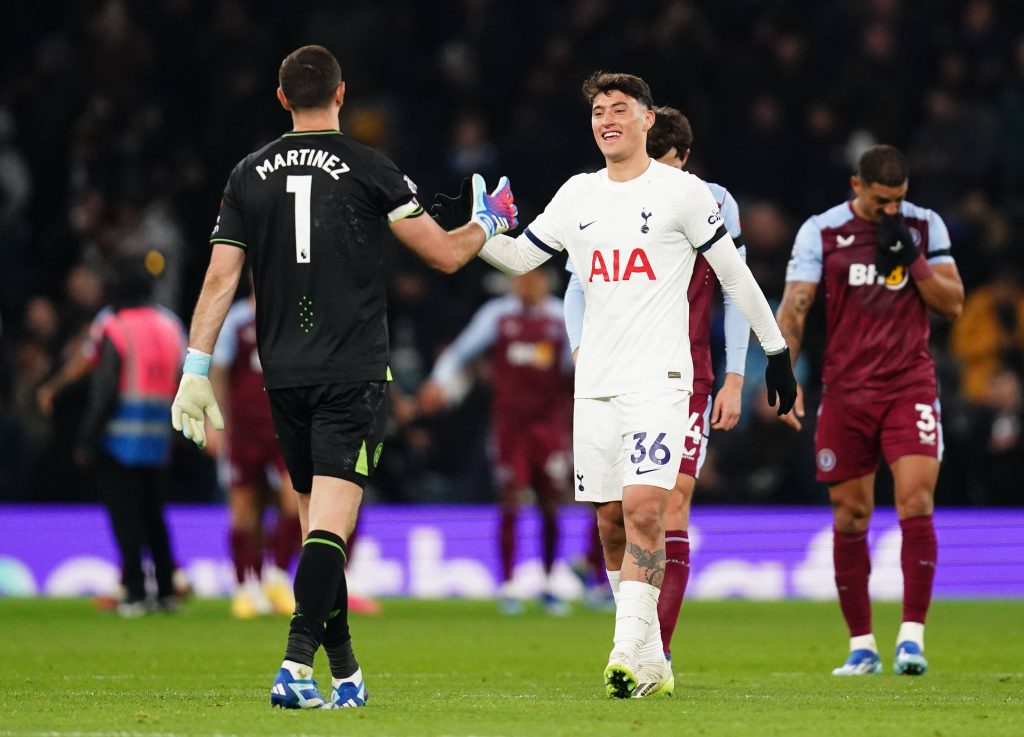 Alejo Véliz jugando por Tottenham