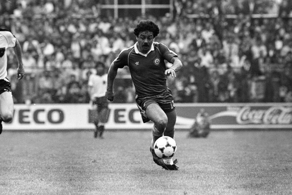 carlos-caszely-jugando-por-colo-colo
